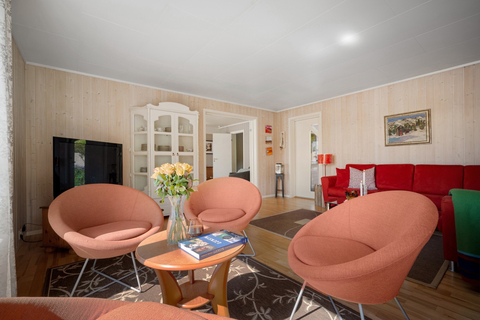 Stuen er romslig og har gode muligheter for flere soner Galleribilde