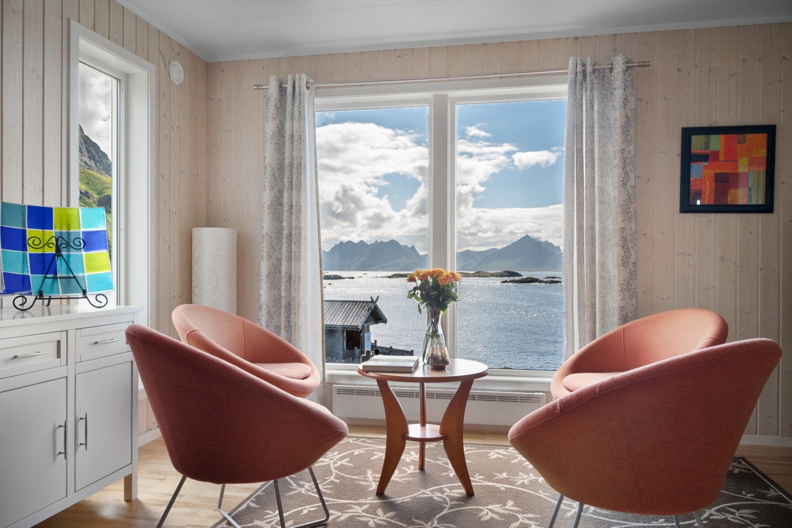 En pen og velholdt enebolig med fin plassering i naturskjønne omgivelser! Galleribilde