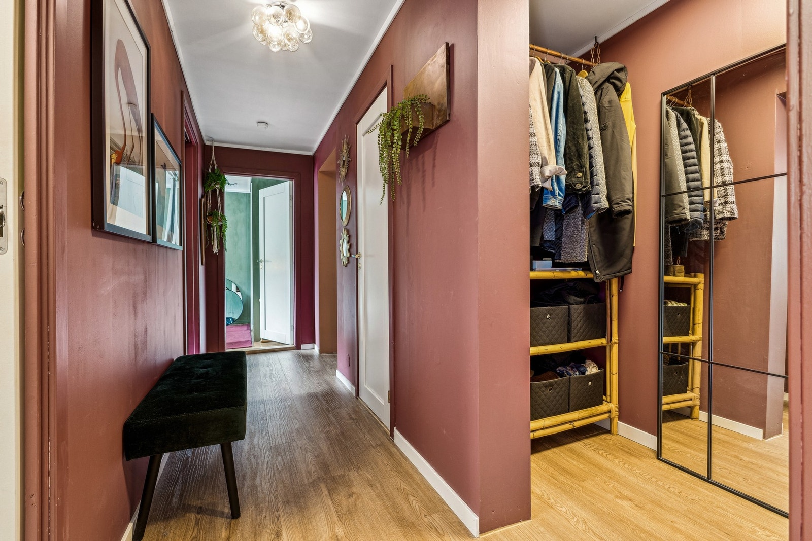 Praktisk gang med lekker farge. Galleribilde