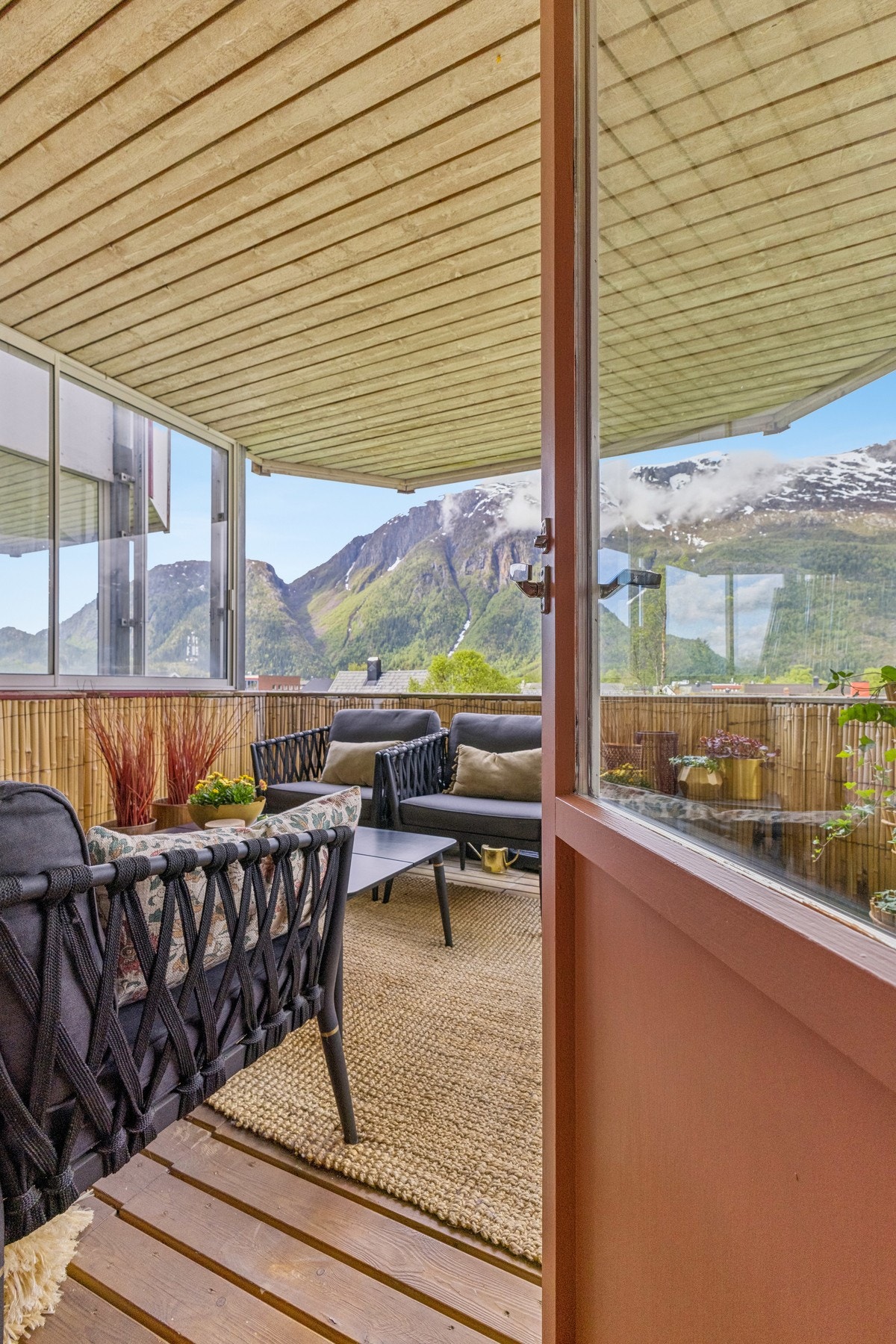 Romslig balkong med flotte solforhold. Galleribilde