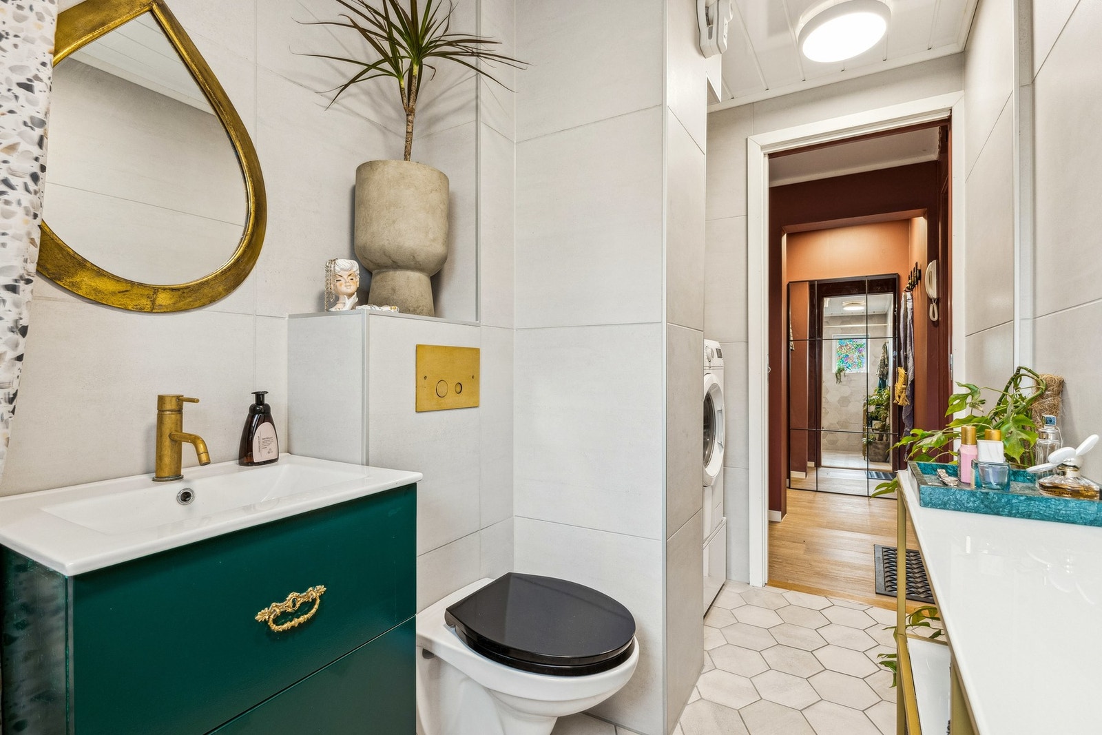 Utvidet for å lage plass til vaskemaskin og trommel for seg selv. Galleribilde