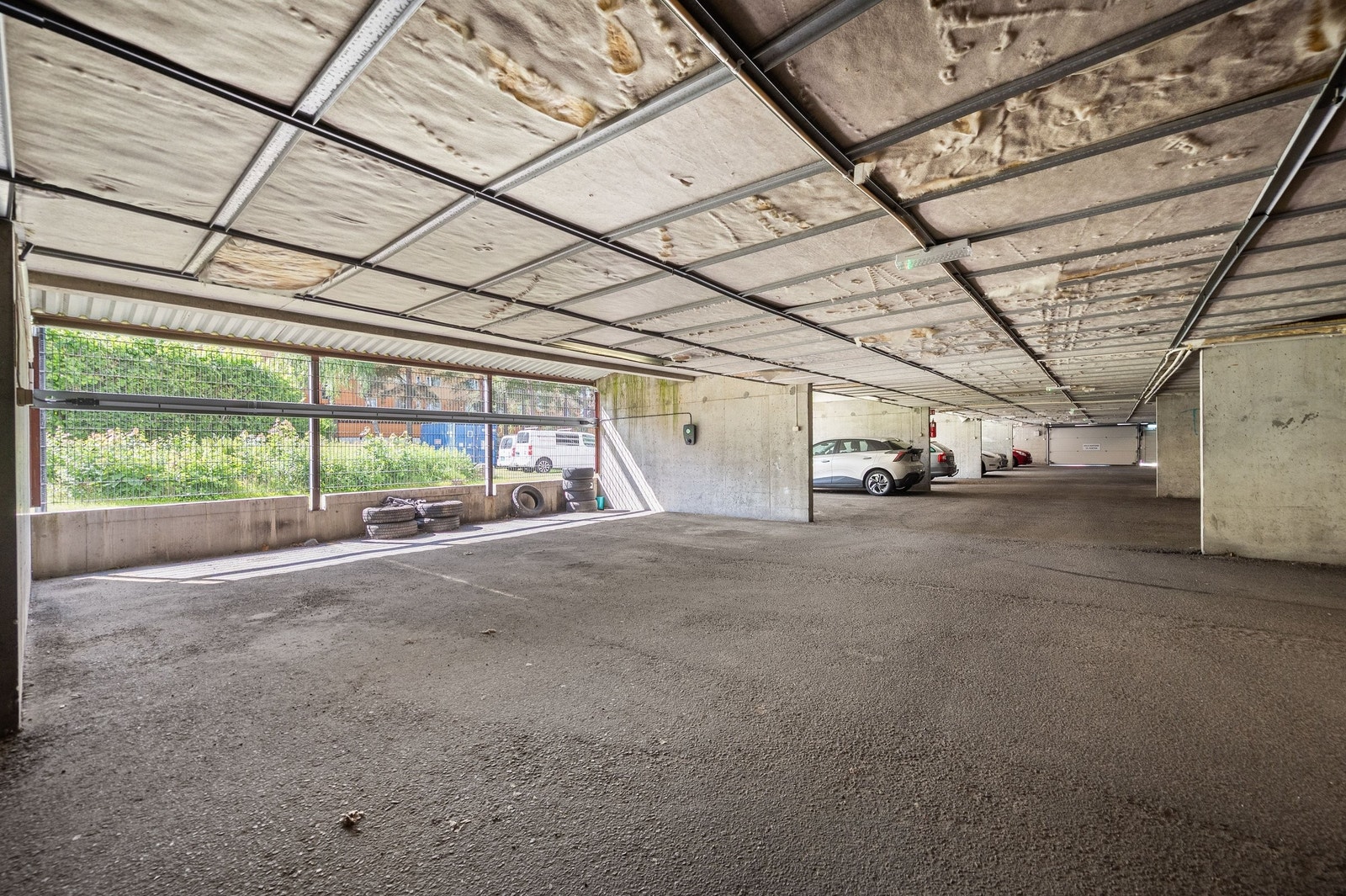 Garesjeplass i garasjeannlegg med lade muligheter. Galleribilde