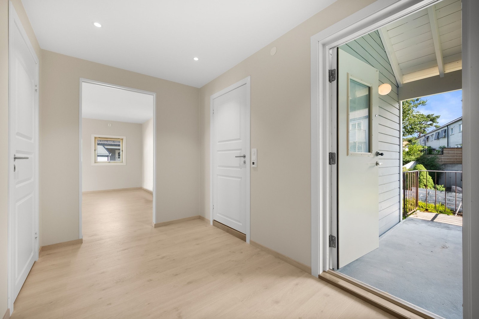 Velkommen inn! Gang sett fra soverom. Galleribilde