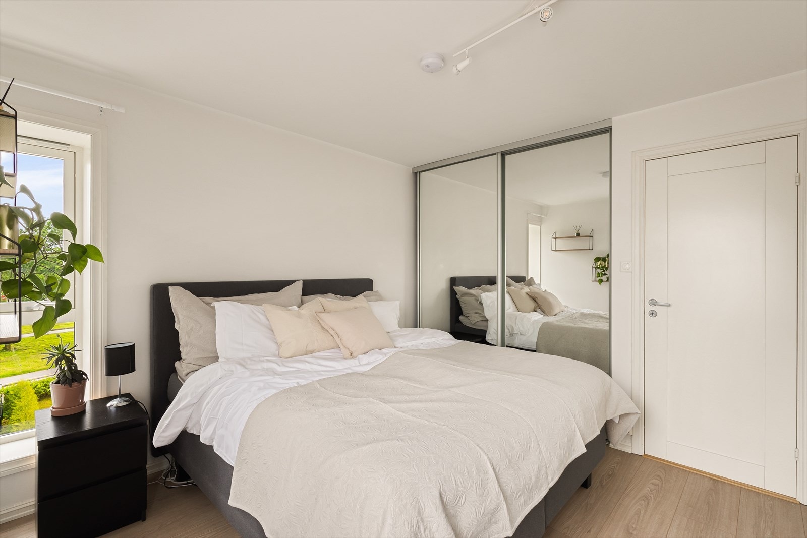 Her er det laget til skyvedørsgarderobe med speil. Her er det også laminat på gulvet. Galleribilde