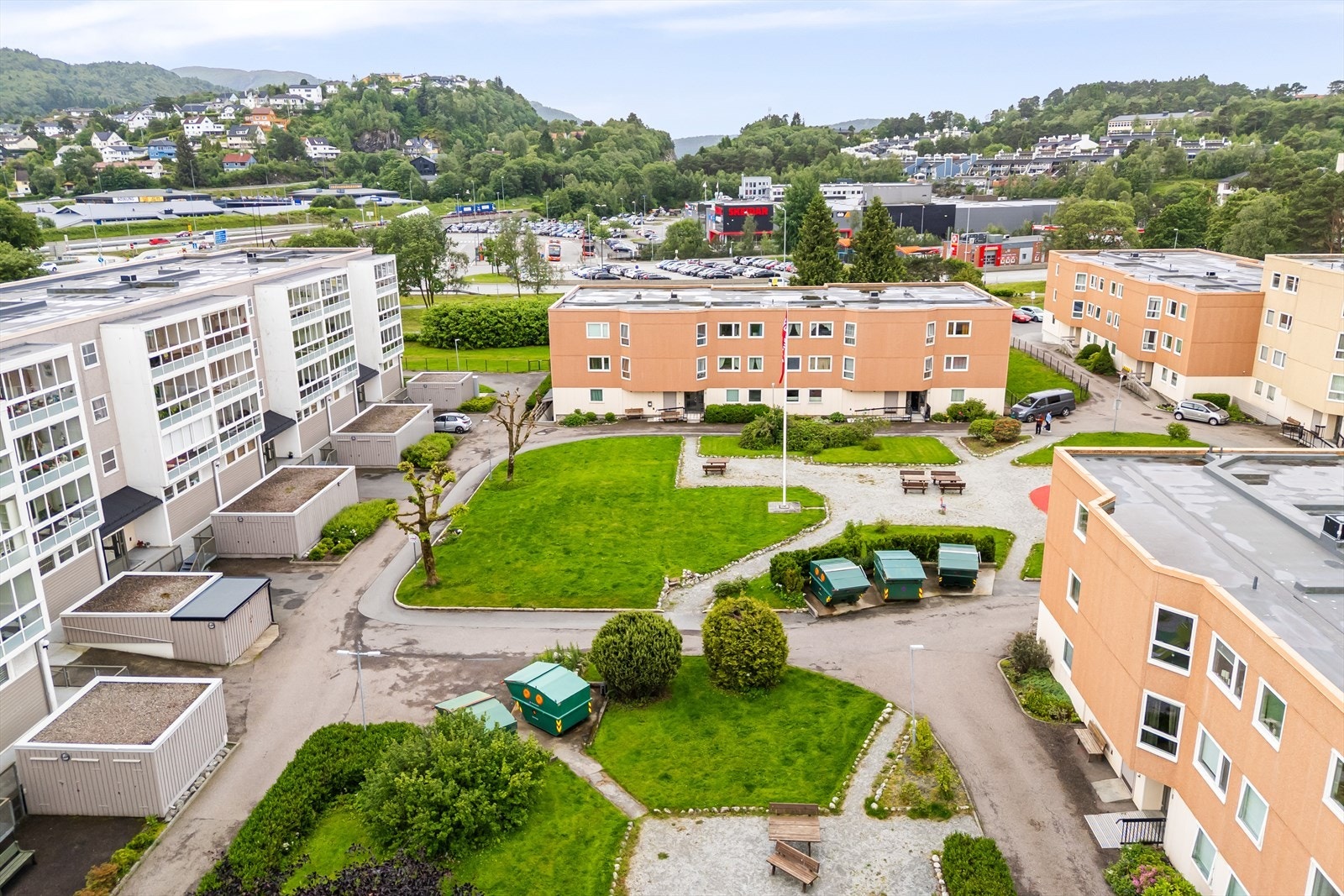 Leiligheten har en sentral, praktisk og attraktiv beliggenhet med alt av servicetilbud og fasiliteter like utenfor inngangsdøren. Galleribilde