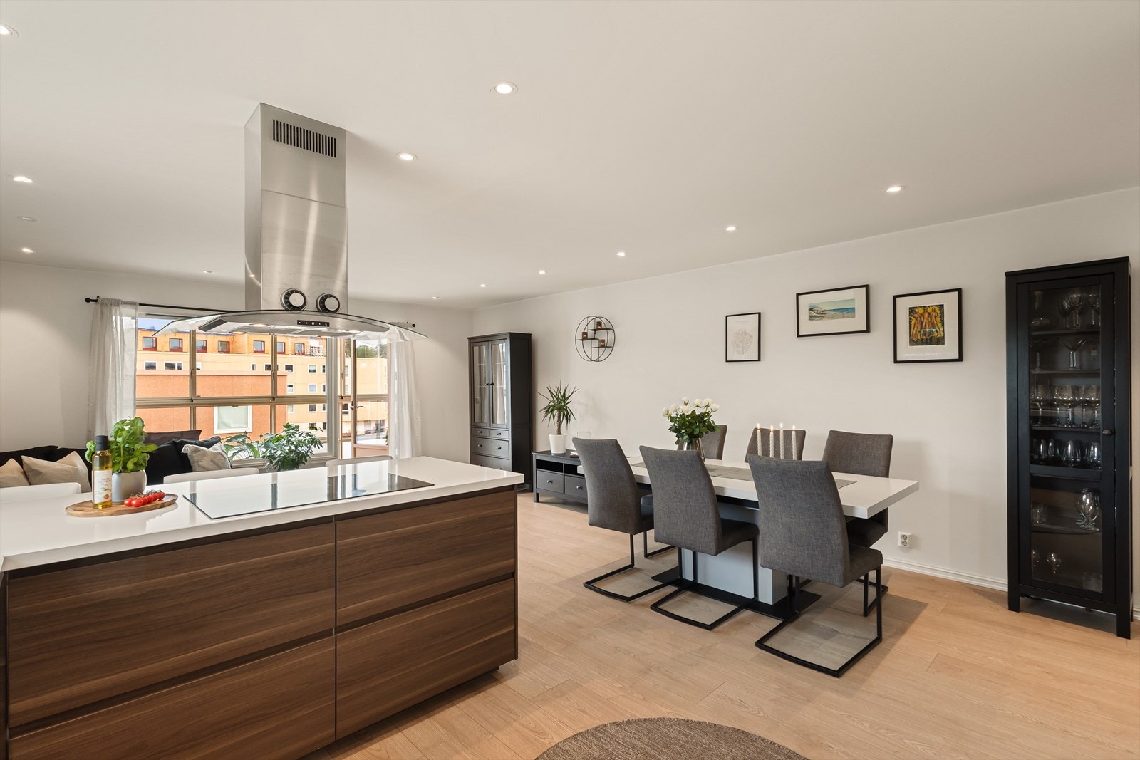 Det er også god plass til spisegruppe i leiligheten. Galleribilde