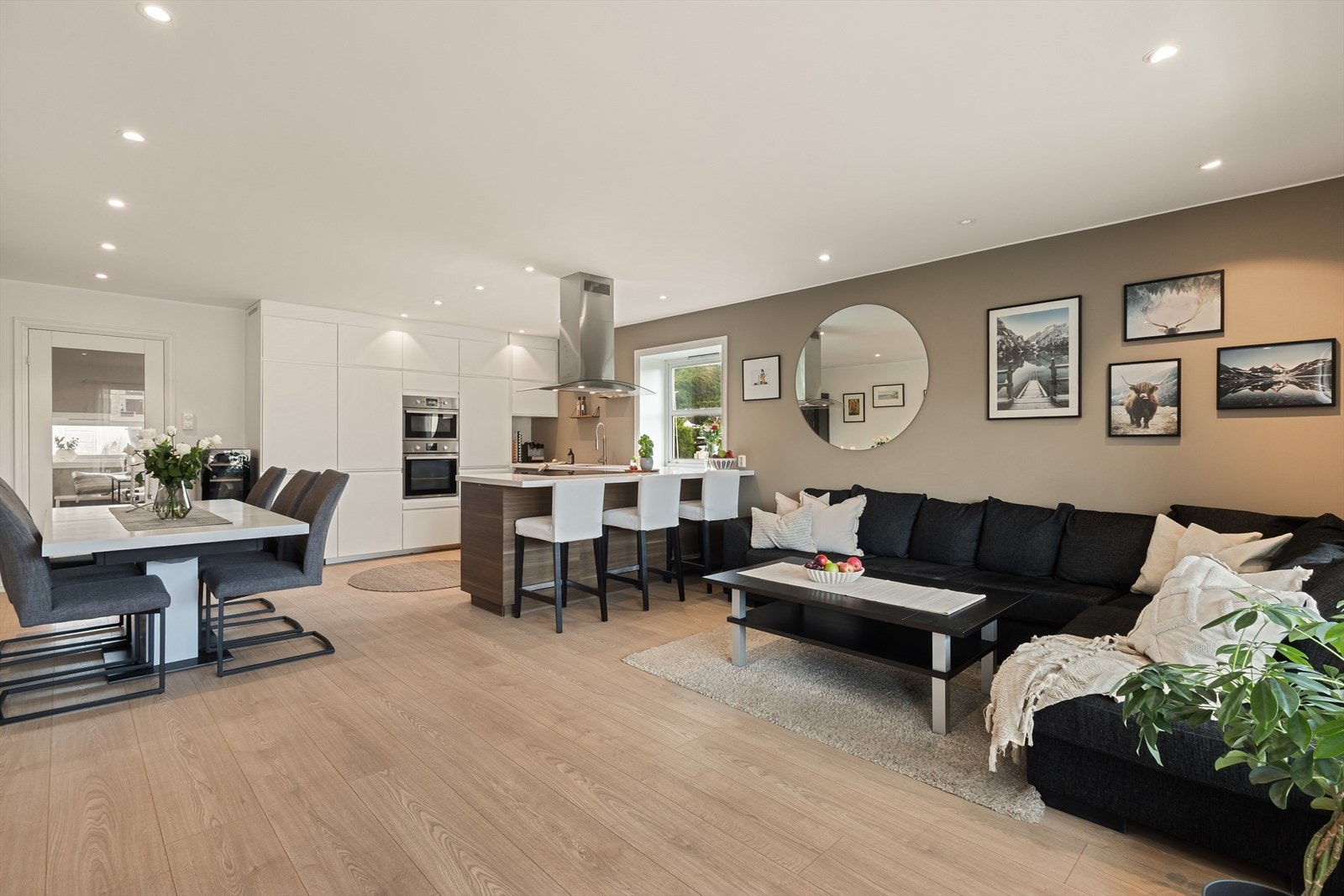 Stue og kjøkken har en åpen løsning som gir en mer arealeffektiv leilighet. Galleribilde