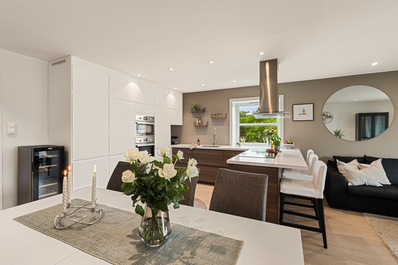 Det er innfelte spotlights i stue og kjøkken. Galleribilde