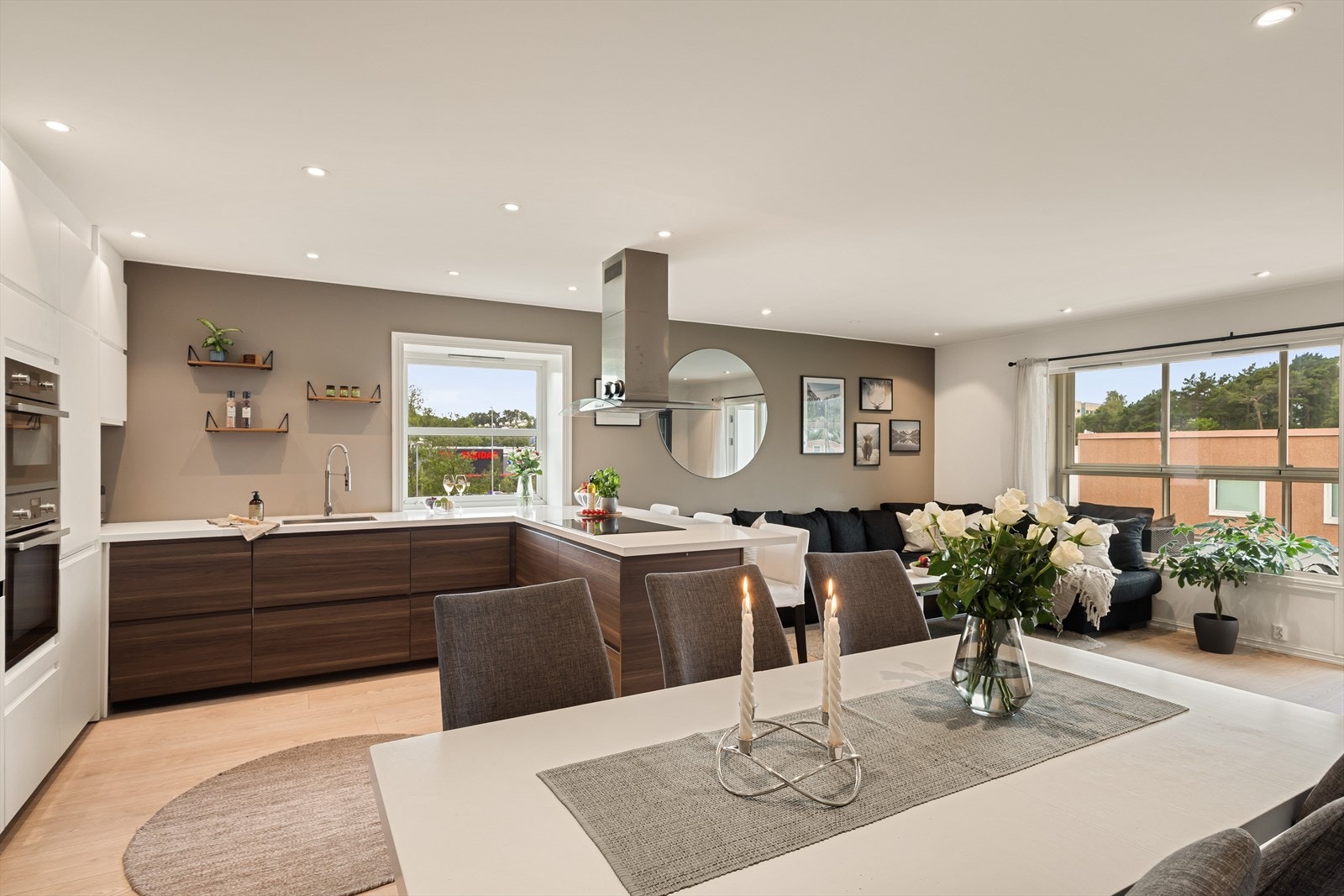 Veggene er malt i moderne og tidsriktige farger. Gulvet er lagt med laminat. Galleribilde