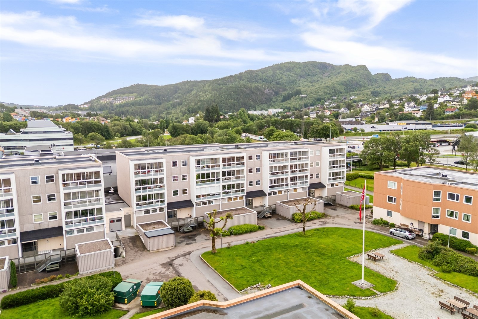 Like rundt hjørnet ligger nemlig inngangspartiet til Åsane Storsenter og like bortenfor Åsane Terminal med hyppige bussavganger i alle retninger. Galleribilde