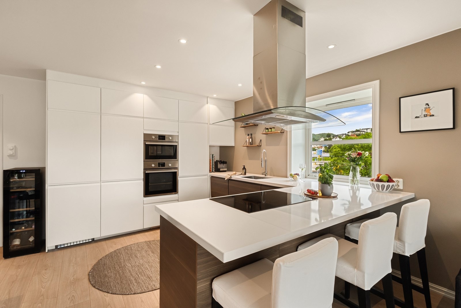 I leiligheten er det et nydelig kjøkken fra 2017 som ble oppgradert av tidligere eier. Galleribilde