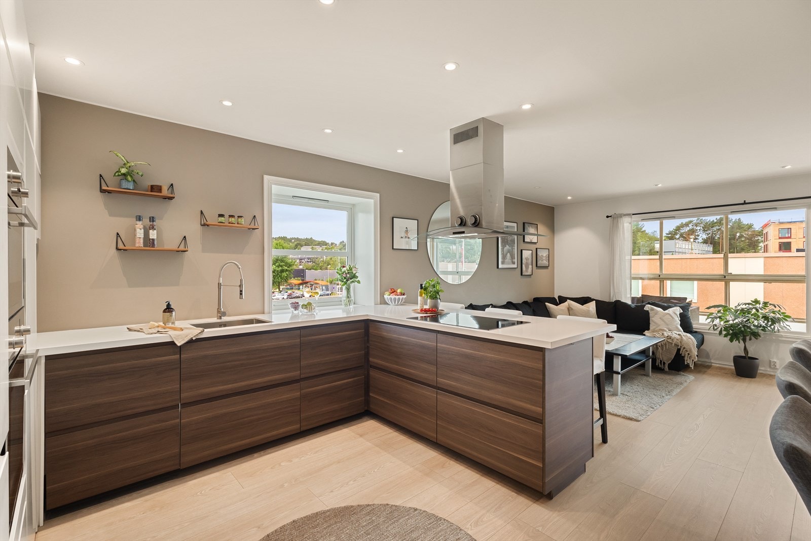 Kjøkkenet har innredning fra IKEA med slette fronter og laminat benkeplate. Galleribilde