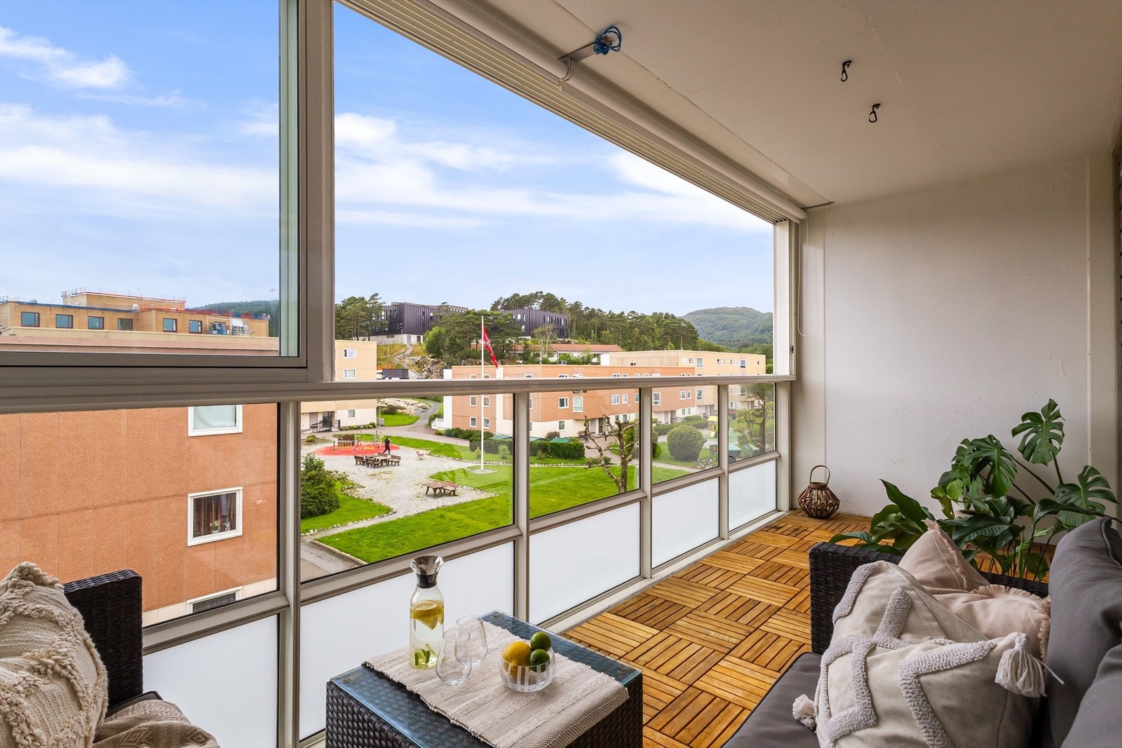 Her har man god oversikt over felles lekeplass og uteområde til borettslaget. Galleribilde