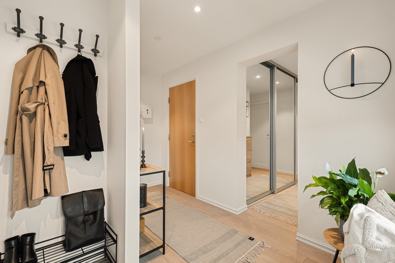 Romslig gang med skyvedørsgarderobe med speilfronter. Galleribilde