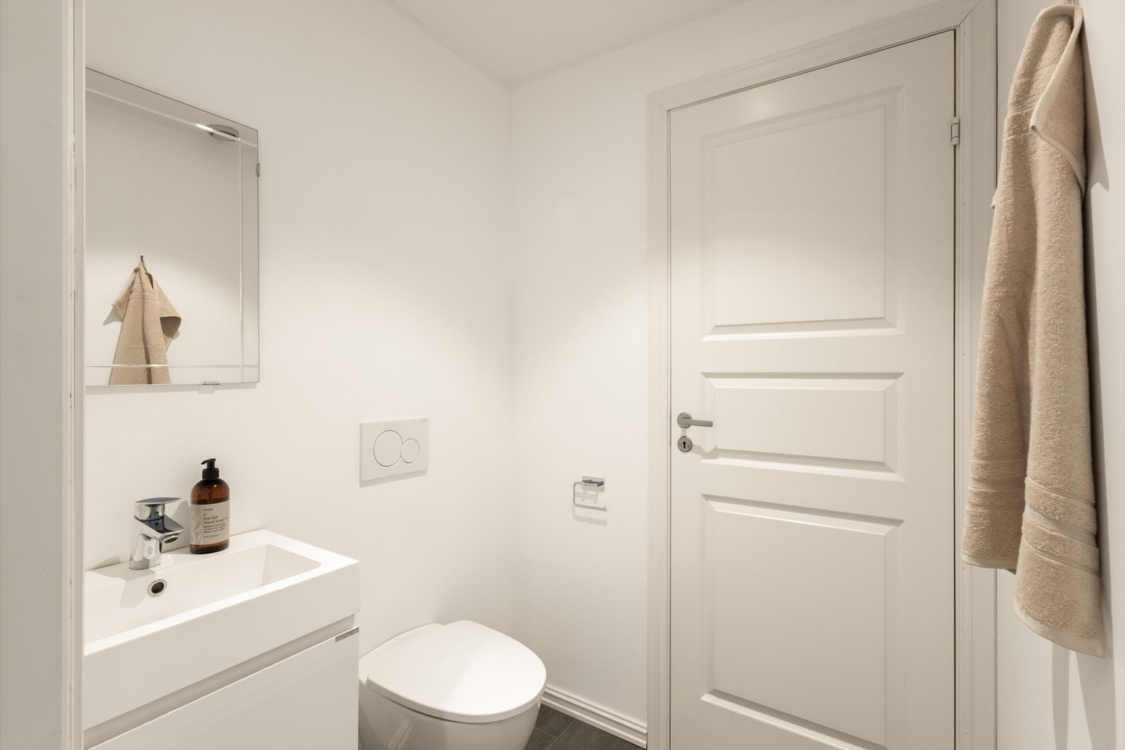 I tillegg til badet er det et eget toalett i leiligheten. Veldig praktisk i hverdagen. Galleribilde