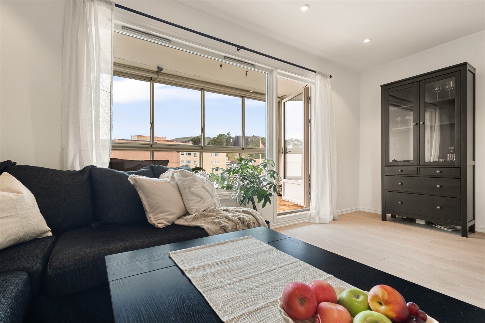 Fra stuen er det utgang til innglasset balkong. Galleribilde