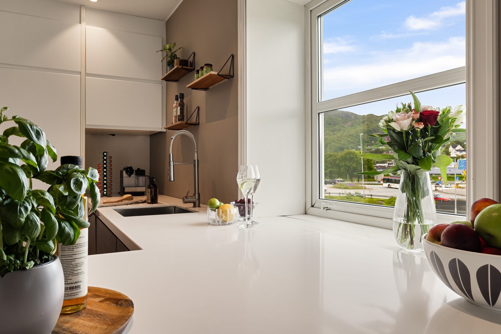 Kjøkkenet har rikelig med skap -og benkeplass. Galleribilde