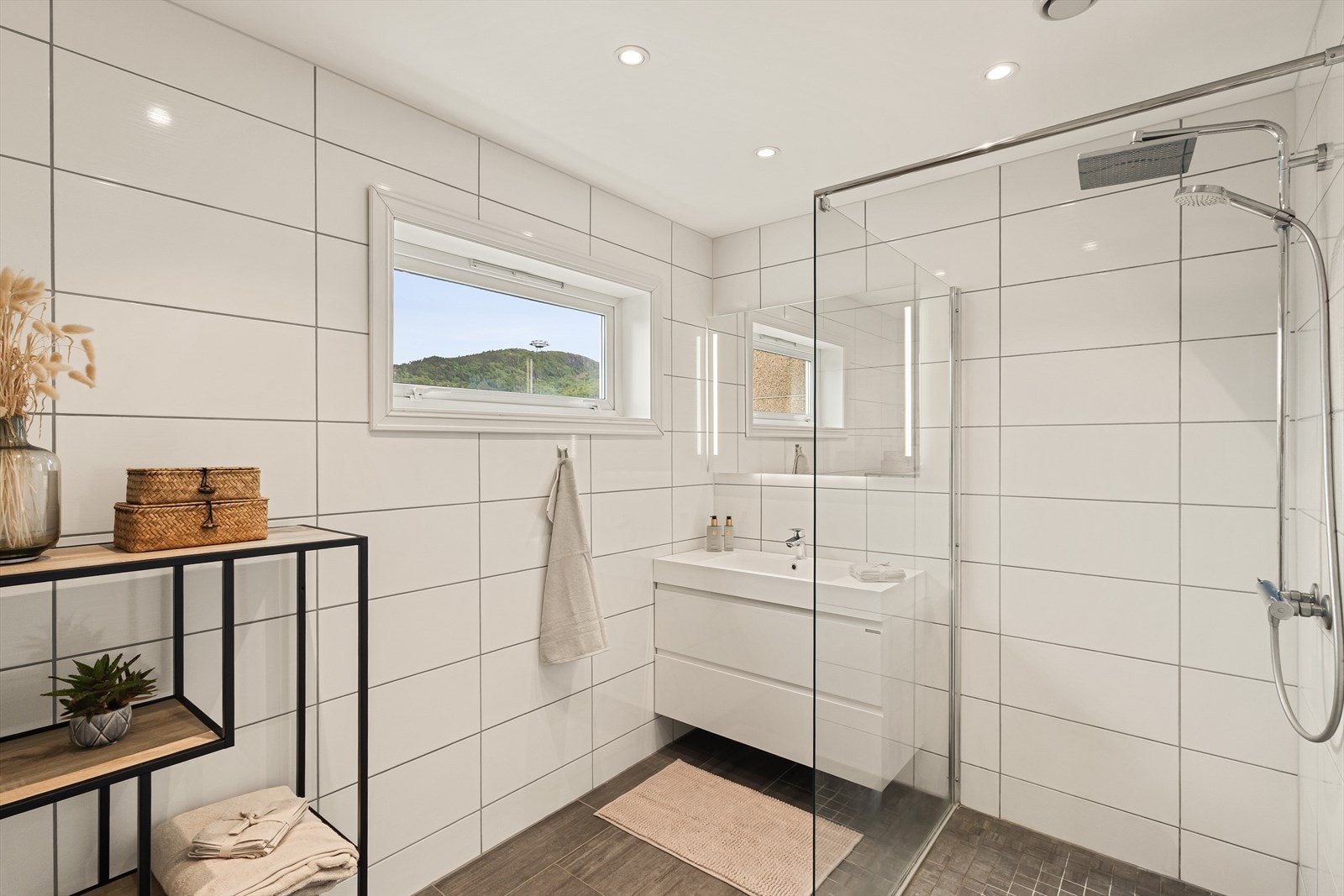 Lekkert helfliset bad som ble pusset opp i 2017 av tidligere eier. Galleribilde