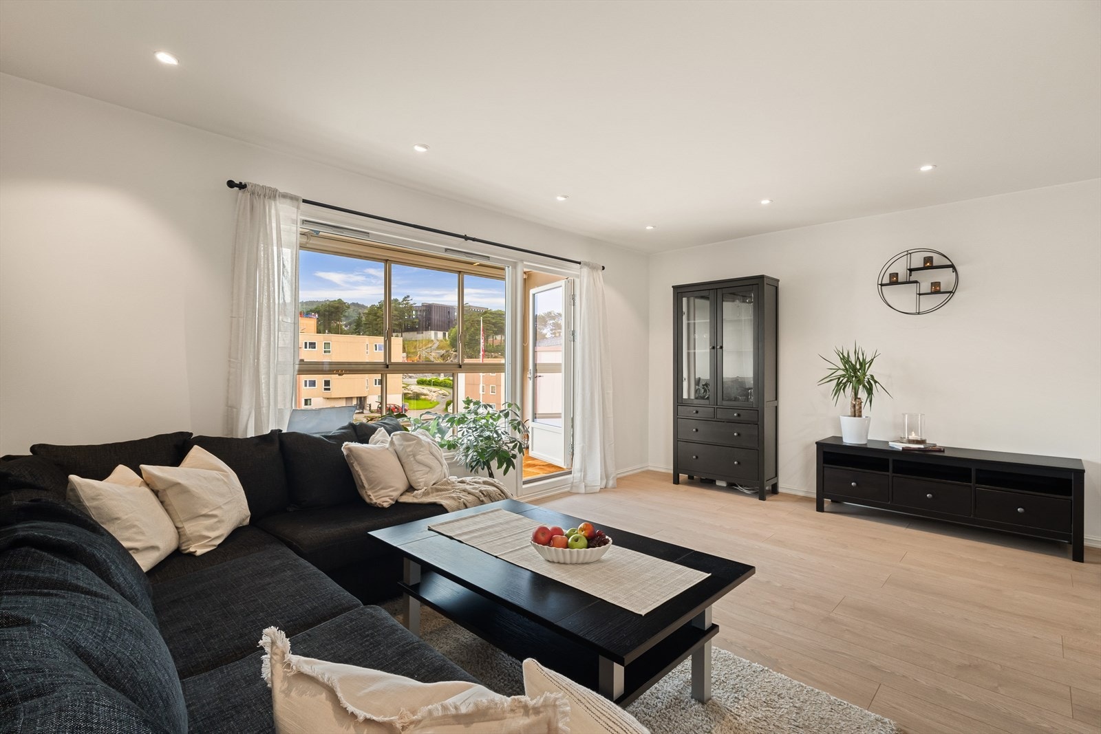 Stue og kjøkken er av god størrelse og er målt til 37,4 m². Galleribilde