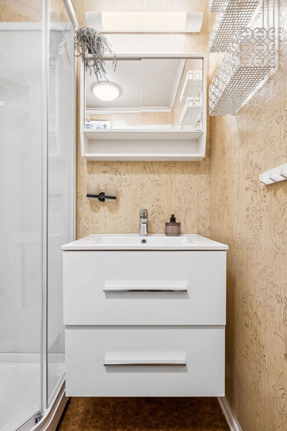 Badrommet har lys innredning, toalett og dusjkabinett. Galleribilde