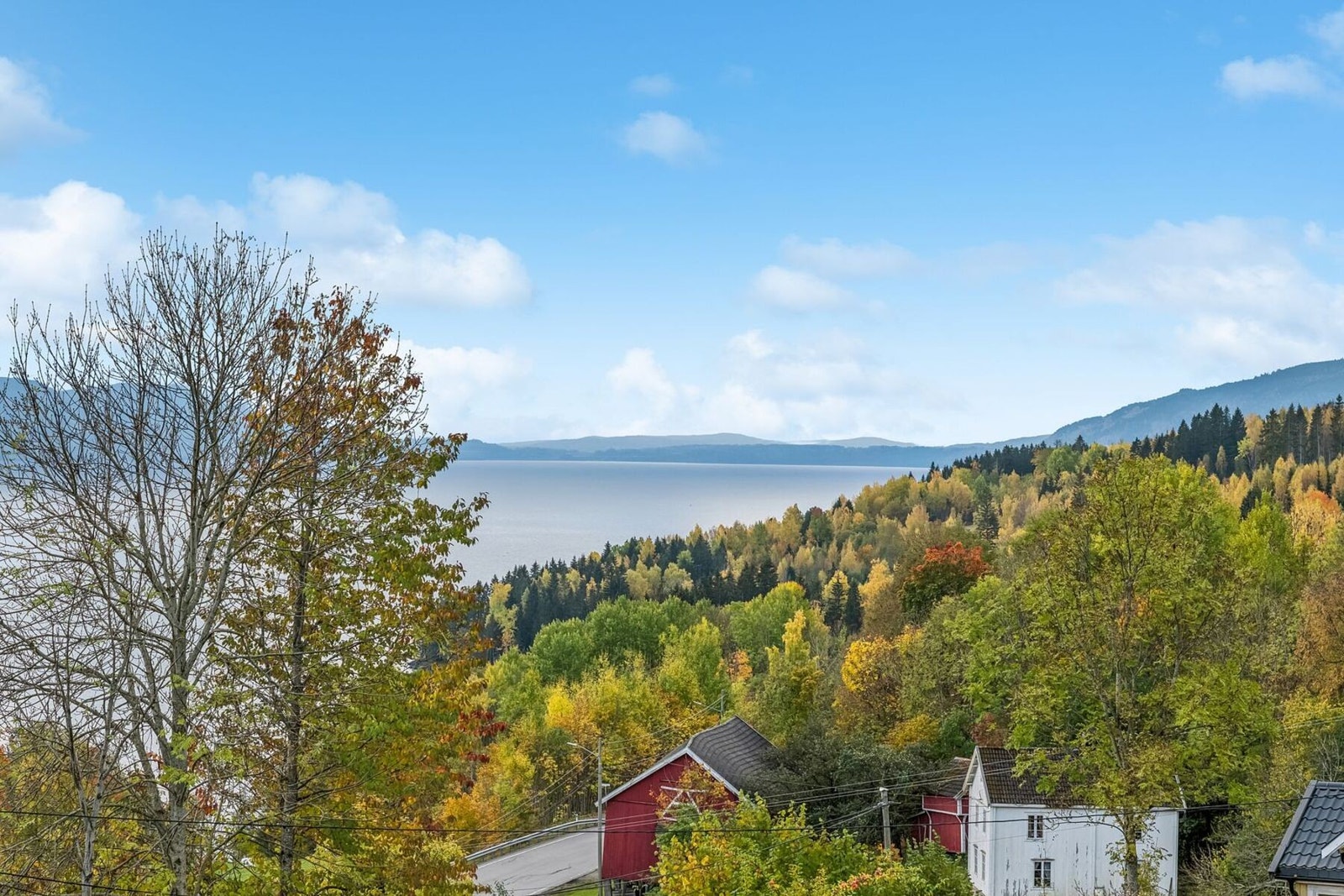 Boligen ligger høyt og fritt i terrenget. Galleribilde
