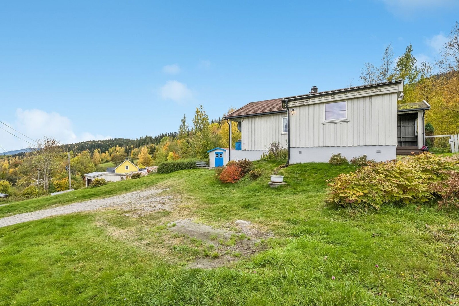 Stor og grønn tomt på over 1 mål. Galleribilde