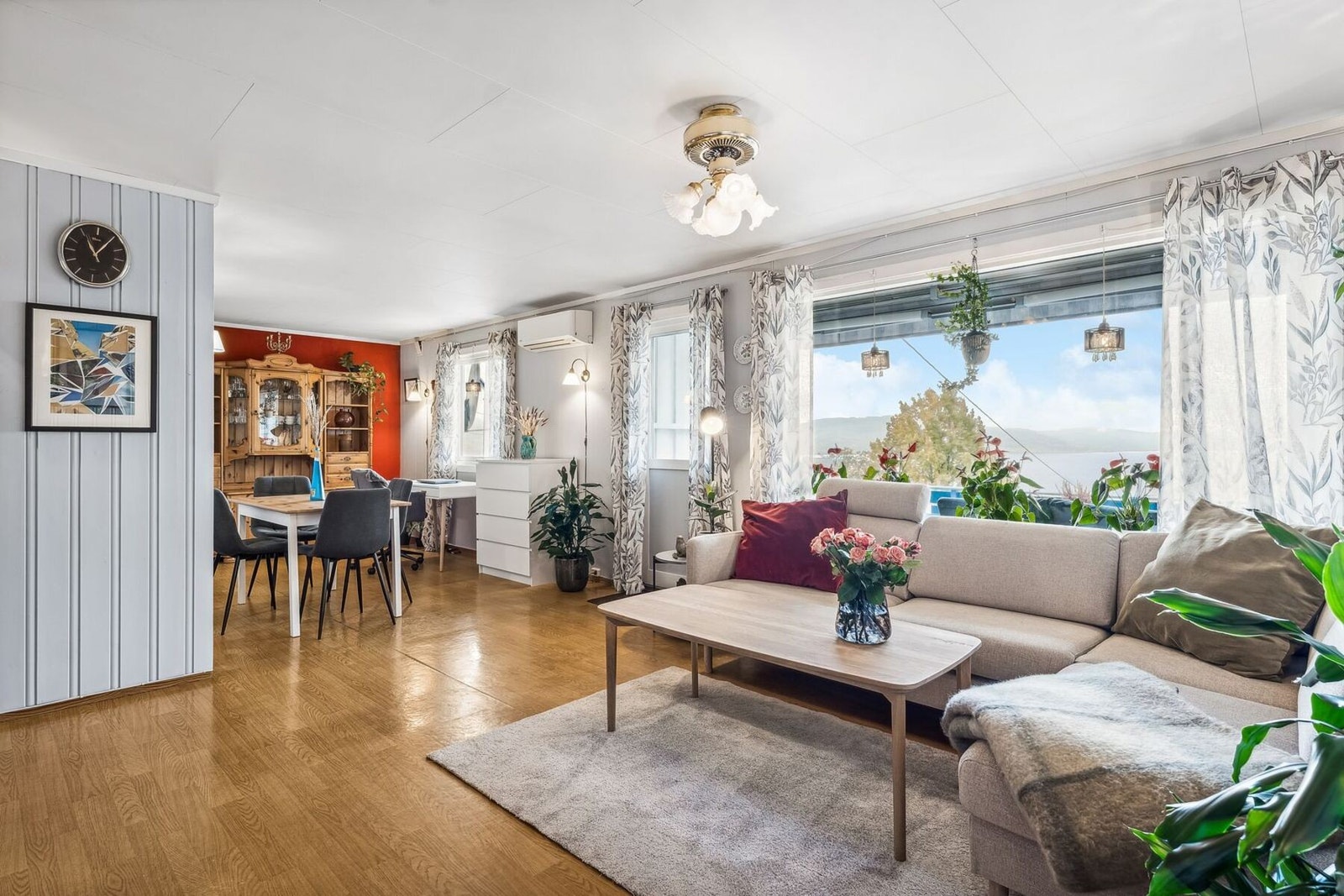 De store vindusflatene gir rikelig med naturlig lysinnslipp. Galleribilde