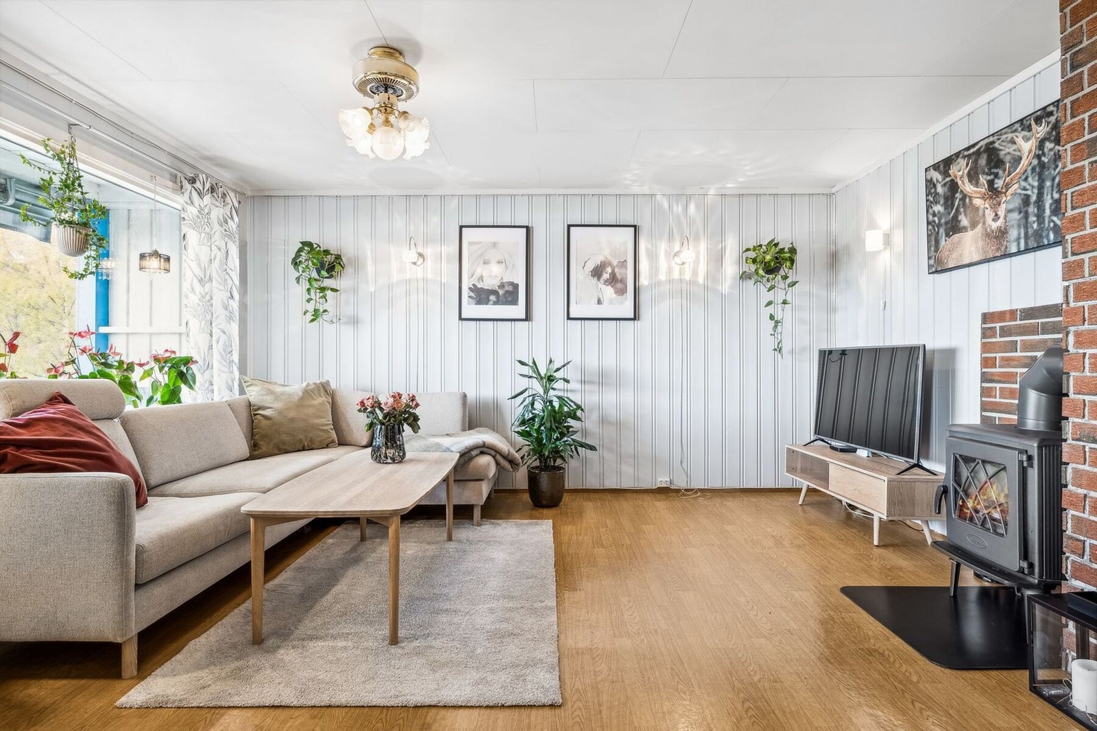 Stuen har plass til sofagruppe med tilhørende bord og TV-møblement. Galleribilde