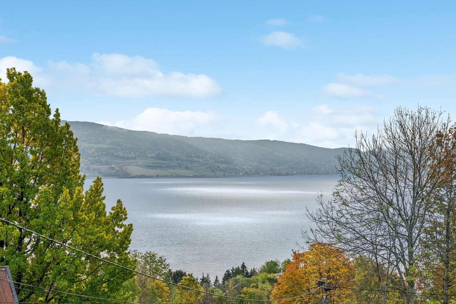 Flott utsikt fra balkongen mot Mjøsa. Galleribilde