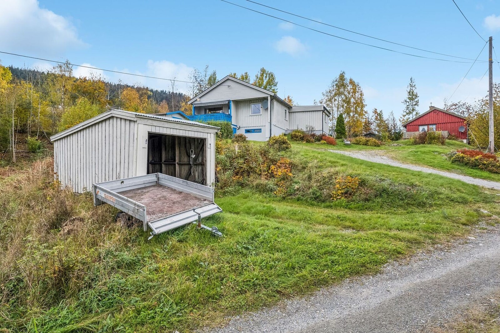 Parkering i garasje og på gårdsplassen. Galleribilde