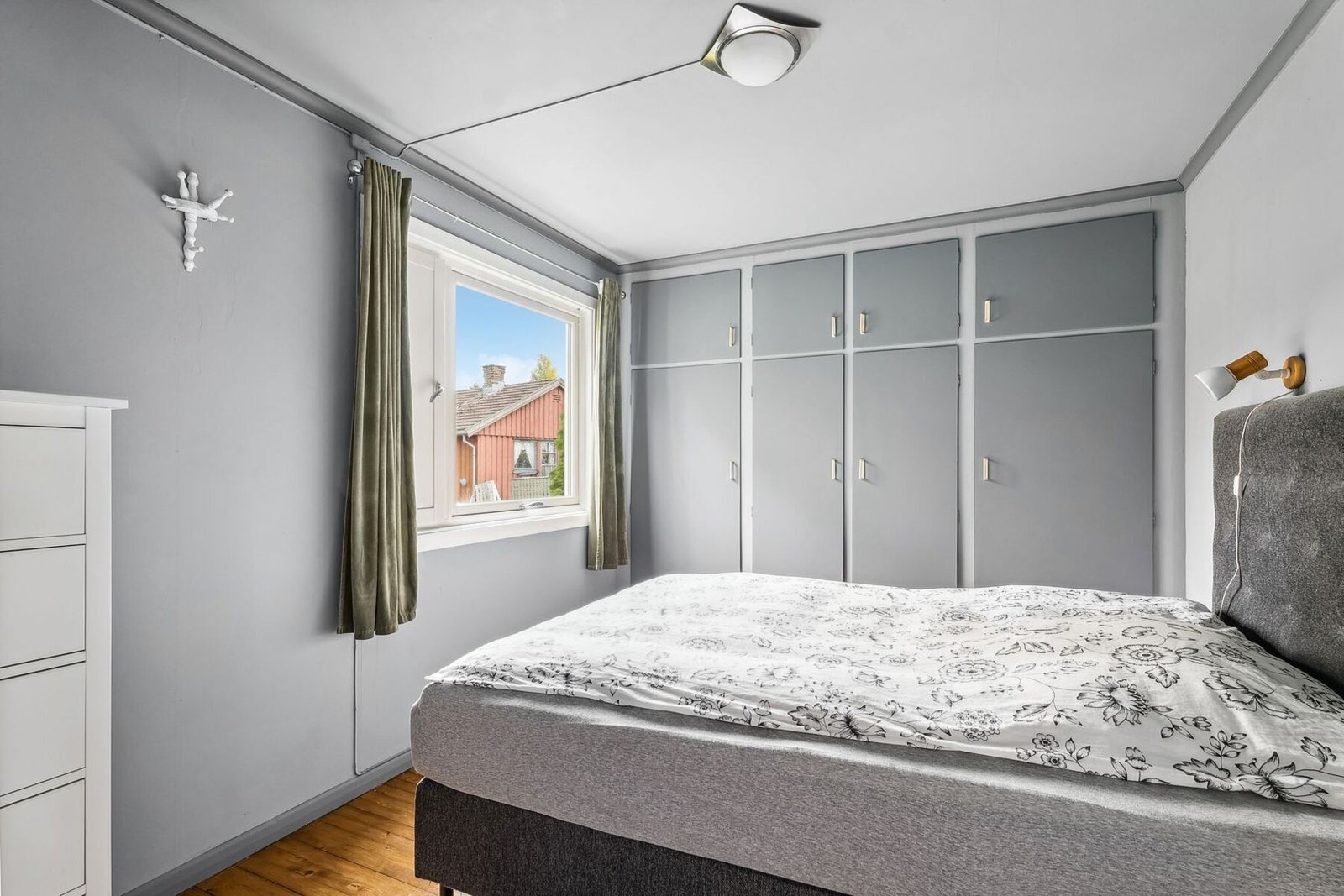 Hovedsoverom med god plass til dobbeltseng og oppbevaring i garderobeløsning. Galleribilde