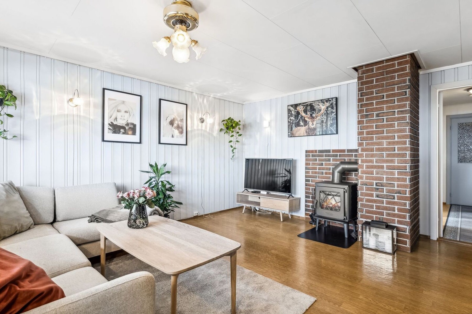 Vedovnen og varmepumpen sørger for en jevn og god innetemperatur gjennom hele året. Galleribilde