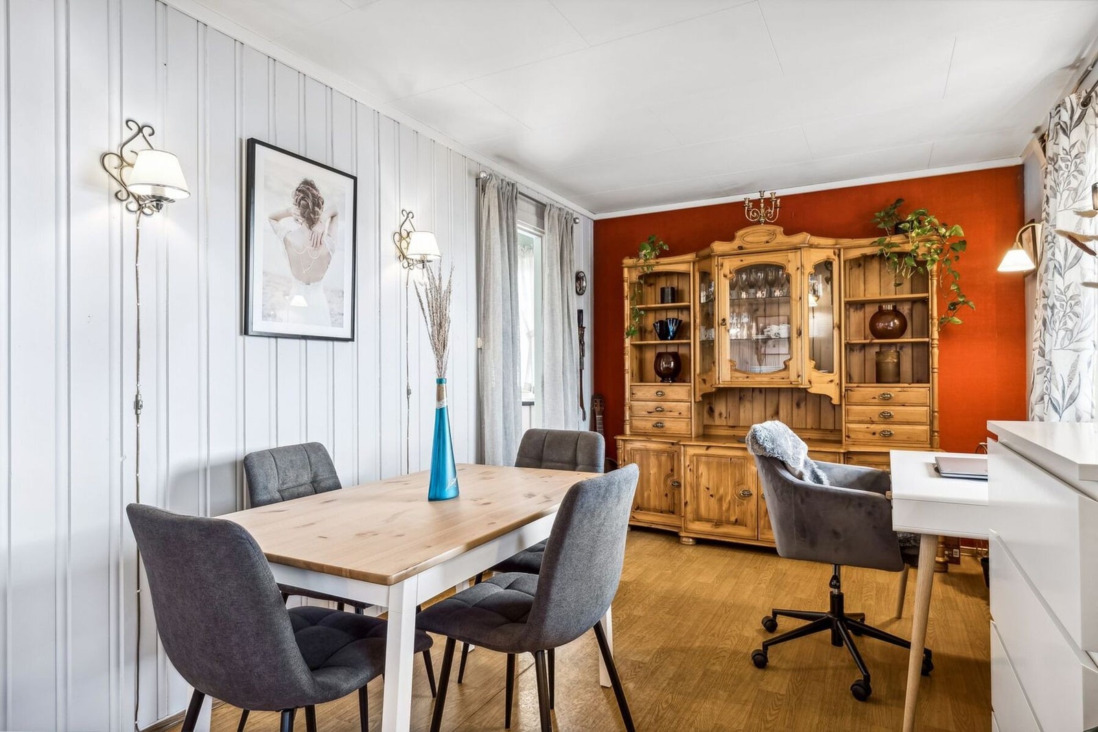 Spisestue i forbindelse med stuen. Galleribilde