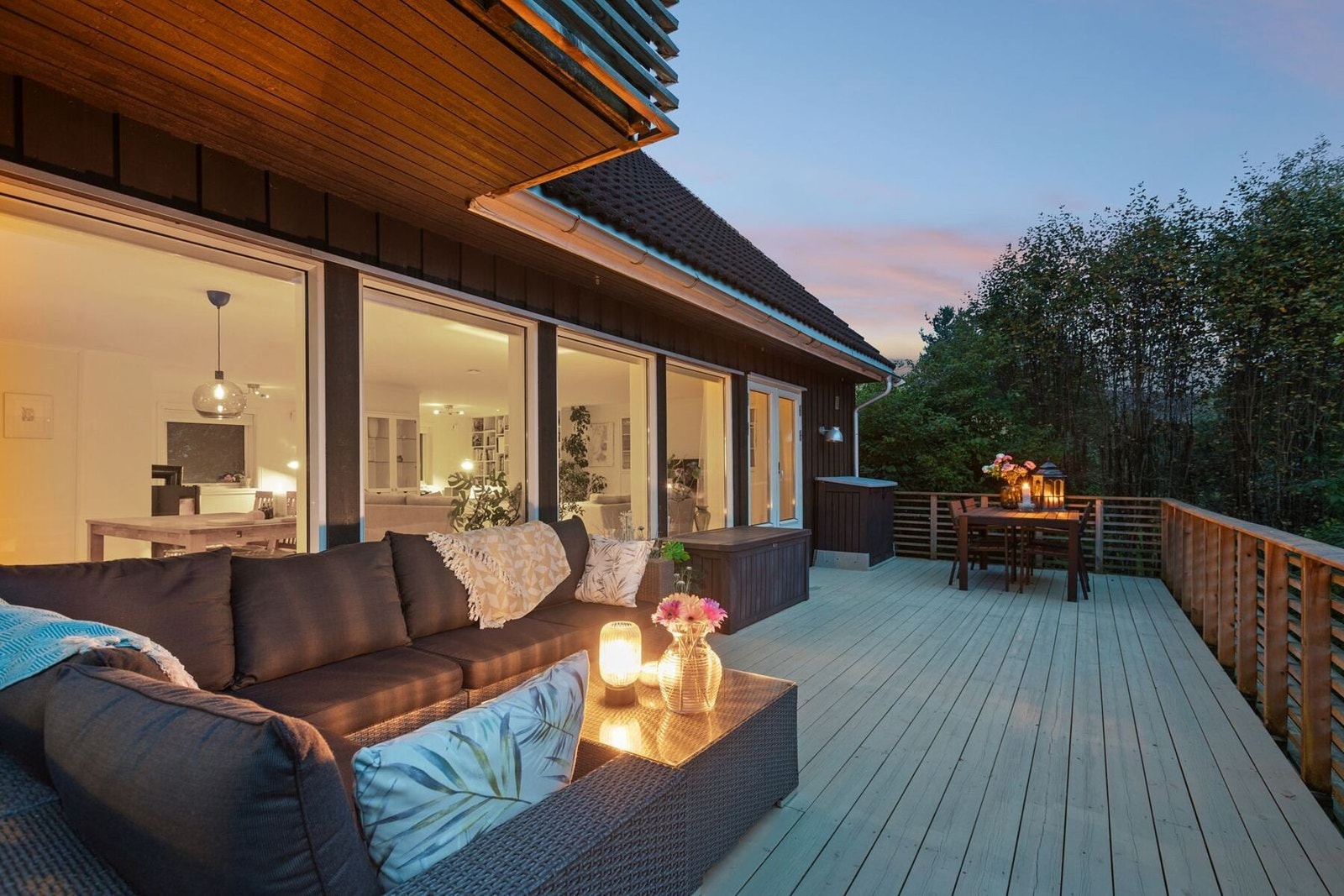Kveldsstemning på terrassen. Galleribilde