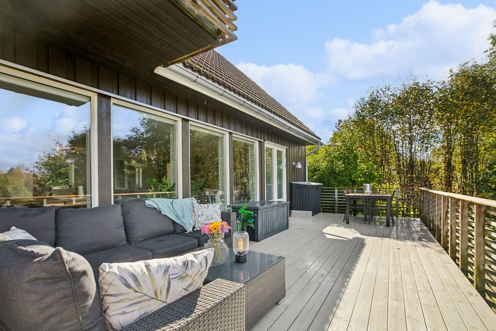 Det er utgang fra stuen i 1. etasje til en svært romslig og usjenert terrasse. Galleribilde
