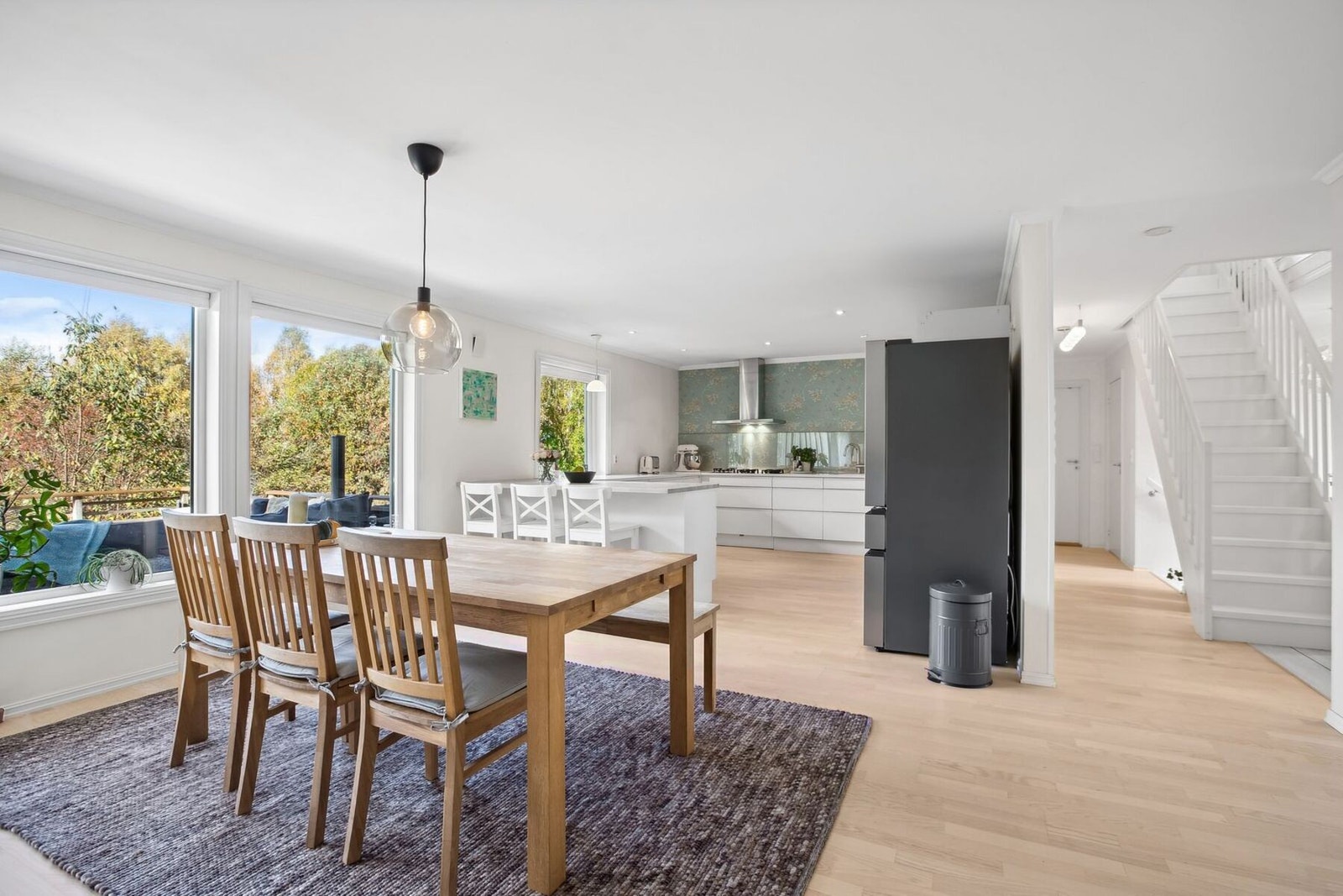 Mot kjøkkenet er det god plass til spisebord hvor du kan dekke på og invitere inn til sosiale sammenkomster og hyggelige måltider. Galleribilde