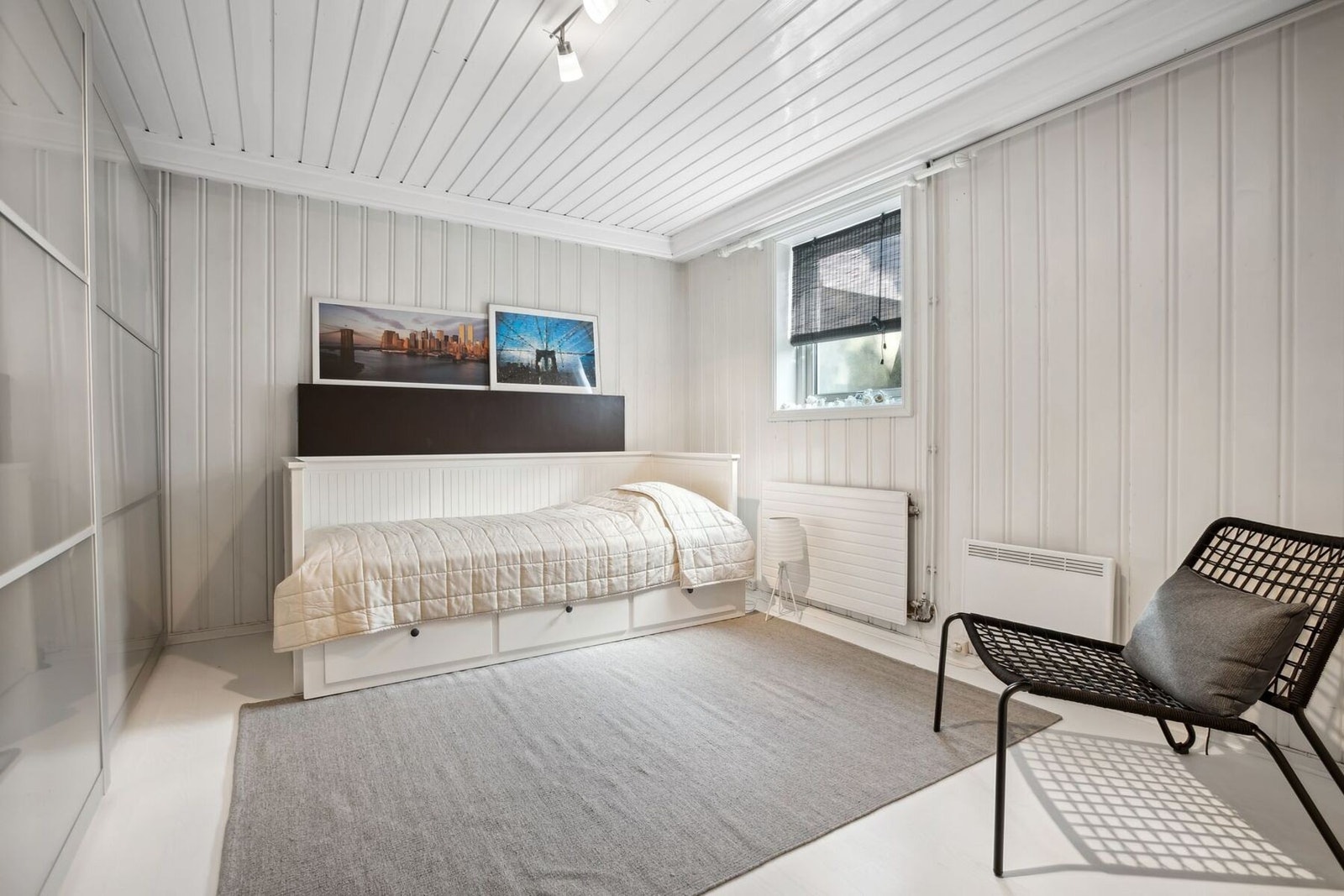 Stort og romslig soverom i underetasjen med plass til dobbeltseng. Soverommet er innredet med større skyvedørsgarderobe. Galleribilde