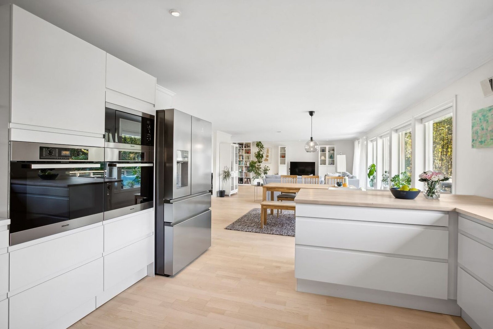 Kjøkkenet har integrerte hvitevarer fra Miele, med gassplatetopp fra "Smeg". Det er avsatt plass til frittstående kjøleskap med tilkobling for vann og isbiter. Galleribilde