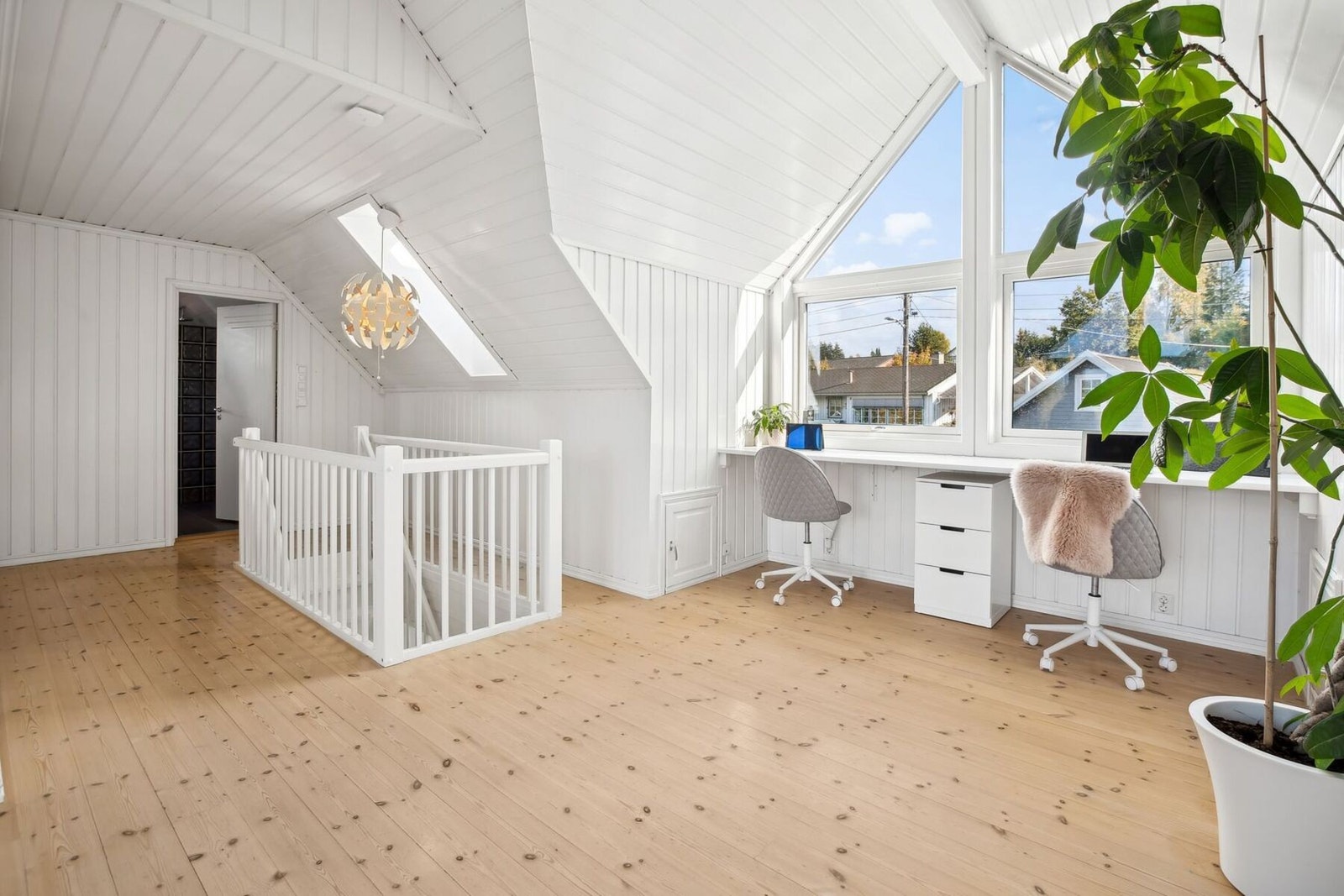I 2. etasje ligger loftstuen med store vindusflater og herskapelig takhøyde på nesten 4 meter. Galleribilde