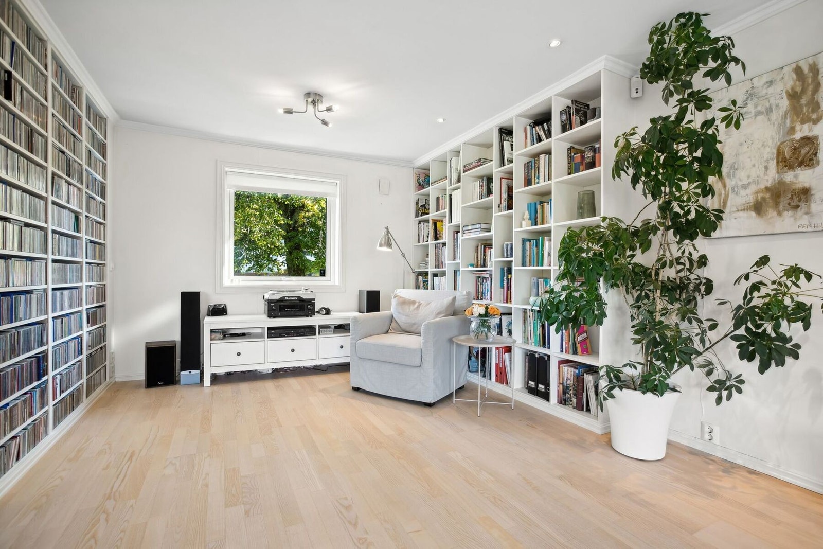 Plassbygd bibliotek i stuen. Galleribilde