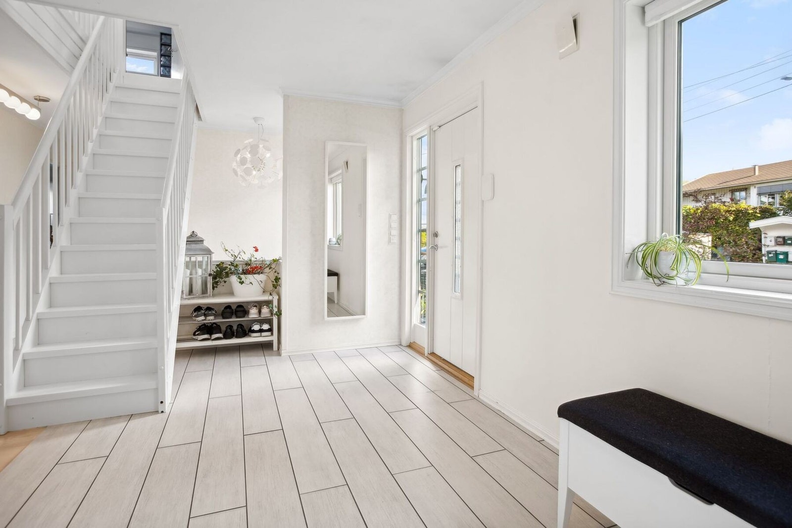 Flislagt entré med behagelig gulvvarme. Galleribilde