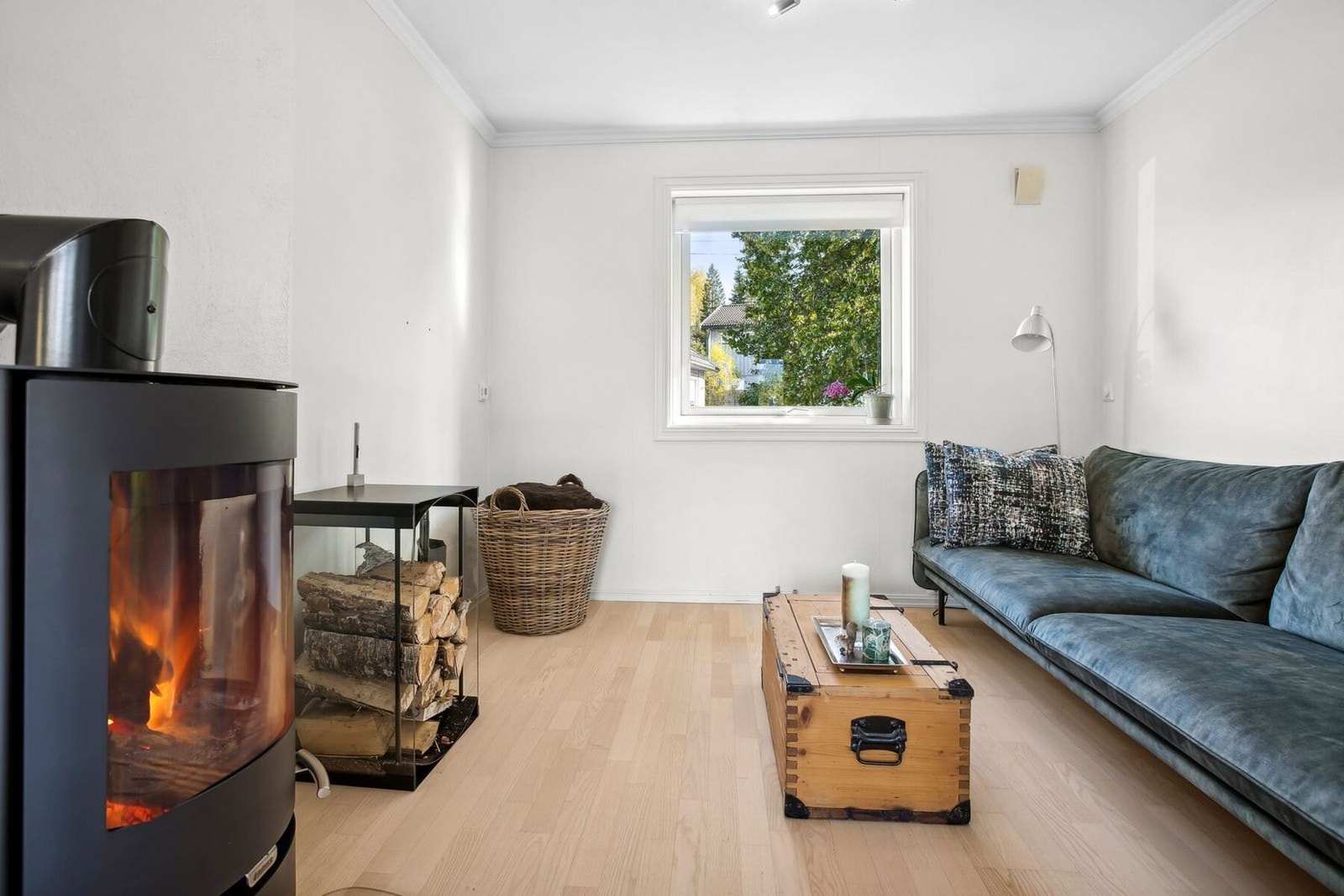 Loungeavdeling med vedovn. Galleribilde