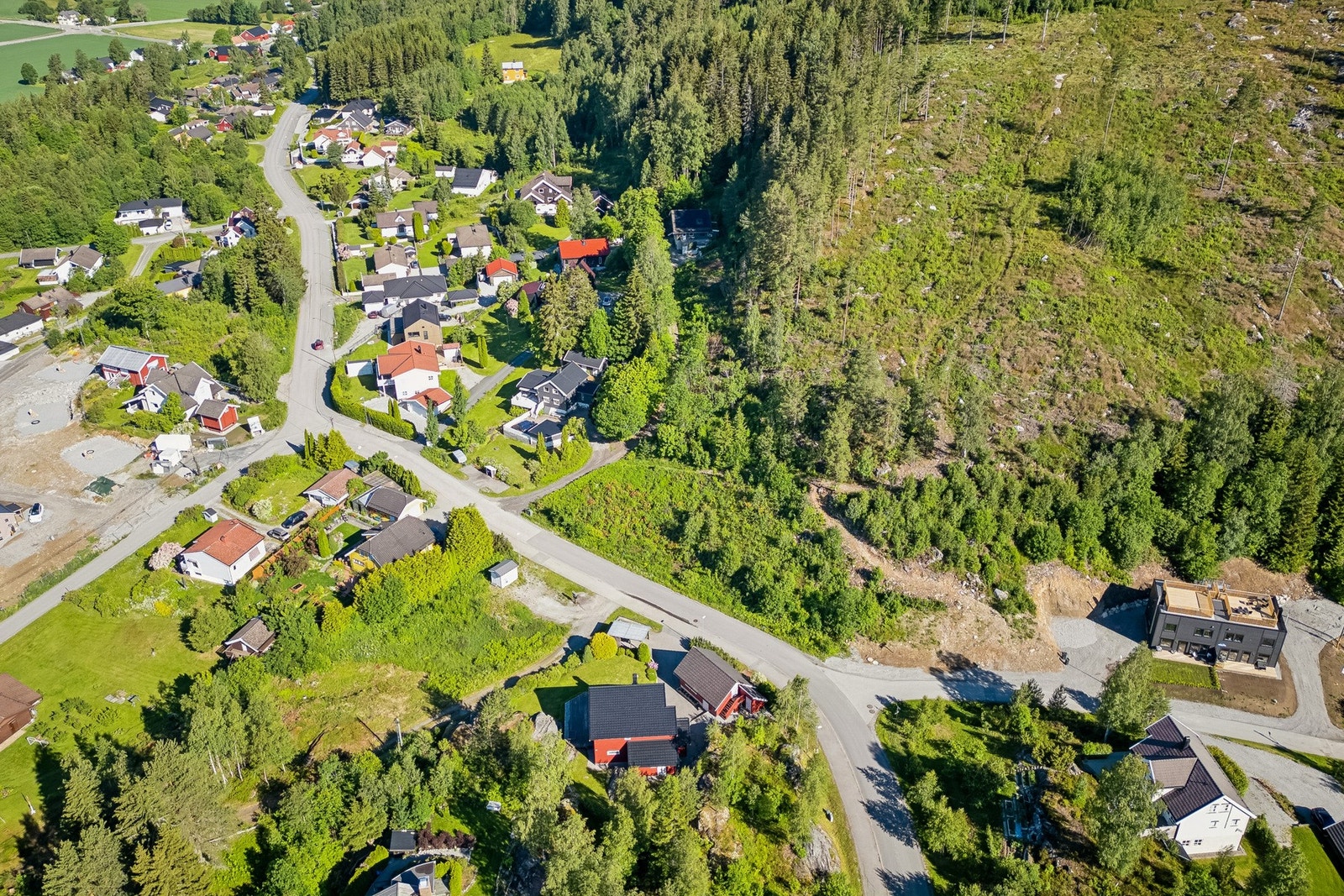 Tomten har en god plassering ved veien. Noe kuppert terreng i bakkant. Galleribilde