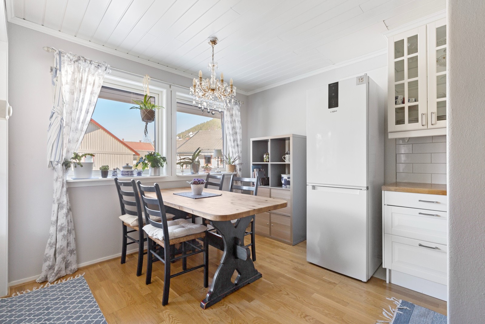 Åpen kjøkkenløsning med plass til spisebord Galleribilde