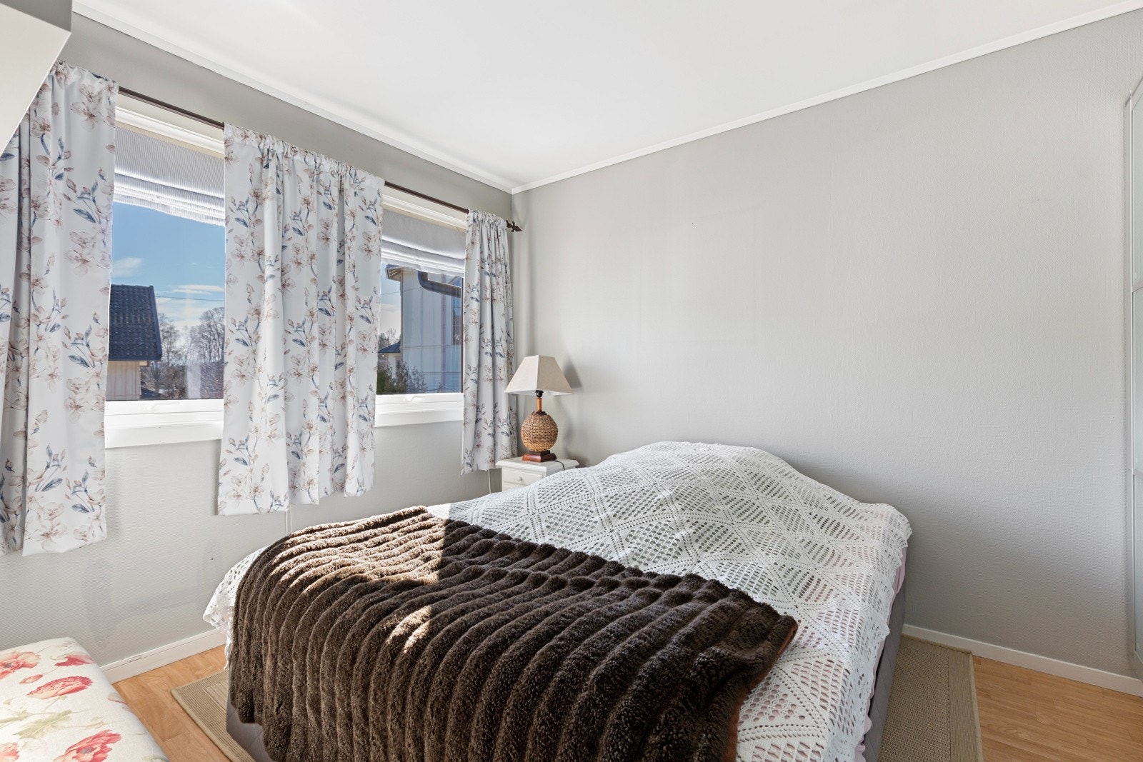 Leiligheten har ett lyst soverom med plass til dobbeltseng og skyvedørsgarderobe Galleribilde