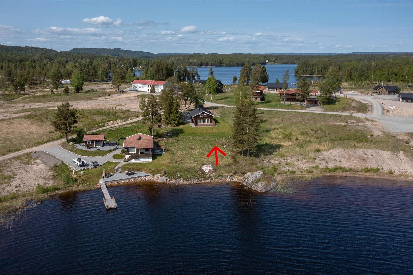 Søndre Digerneset 105 er en flott "ny" hytte med helårs bilvei, strøm, vann/avløp og strandlinje. Galleribilde