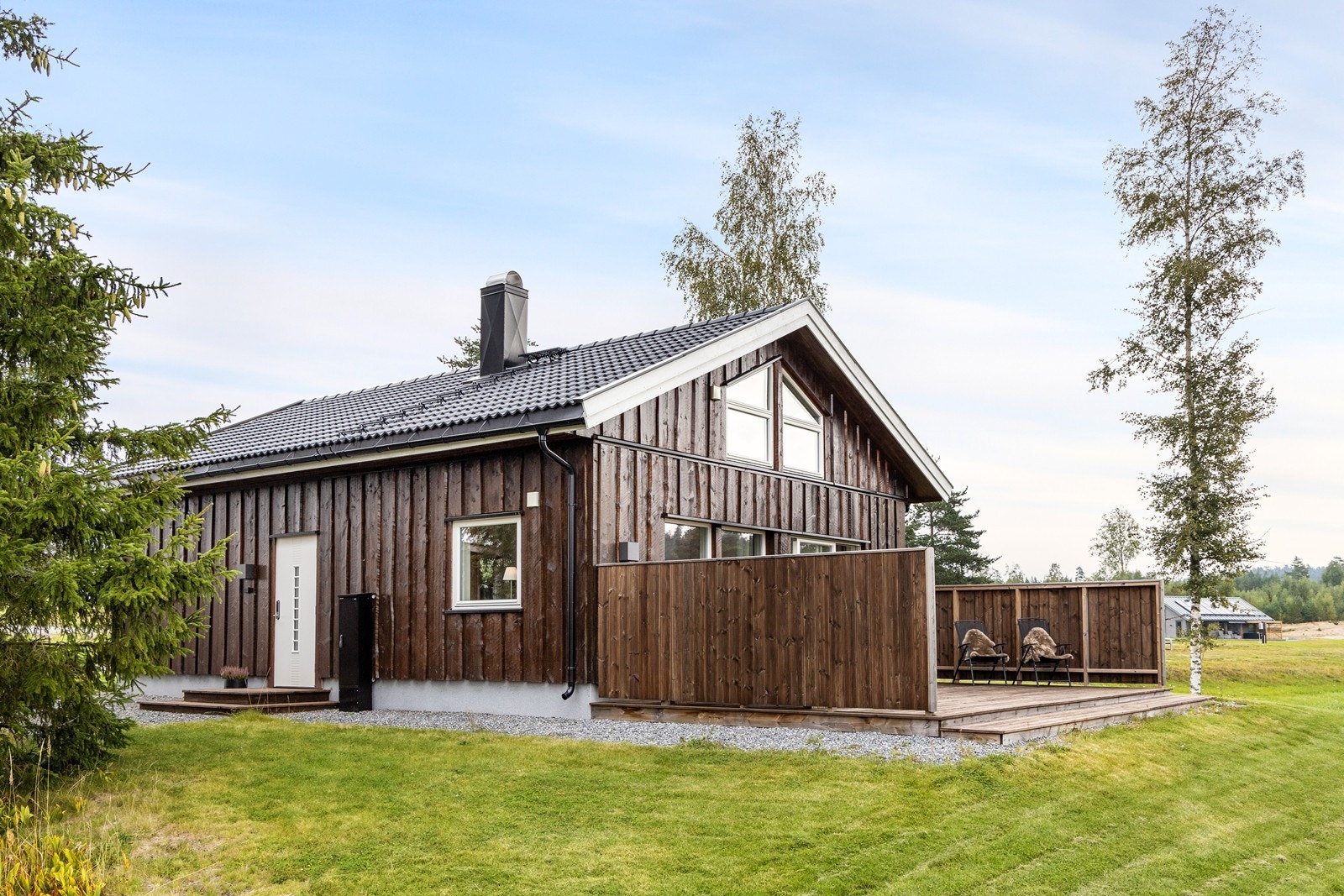 Hytta har inngangsparti på vestsiden, med to trinns tram til ytterdøren. Det er gode parkeringsforhold på egen tomt som er på godt over 2 mål. Galleribilde