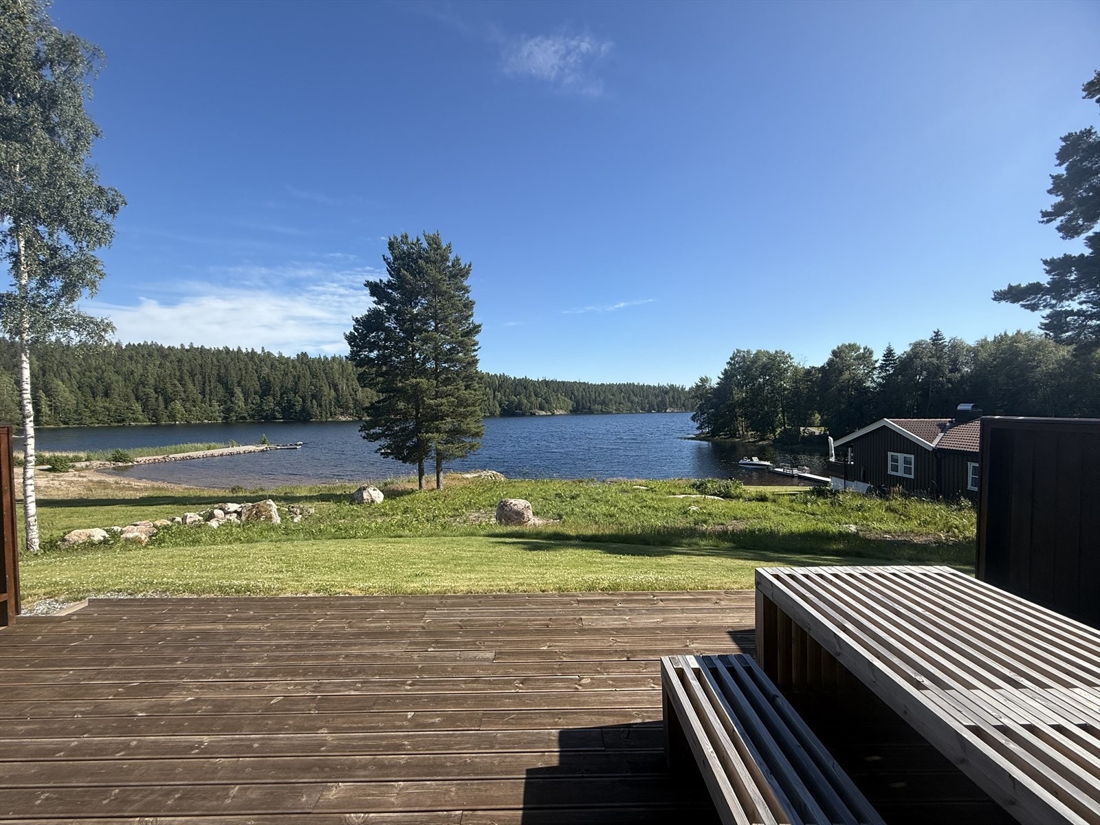 Utsikten fra terrassen og hytta er upåklagelig. Galleribilde