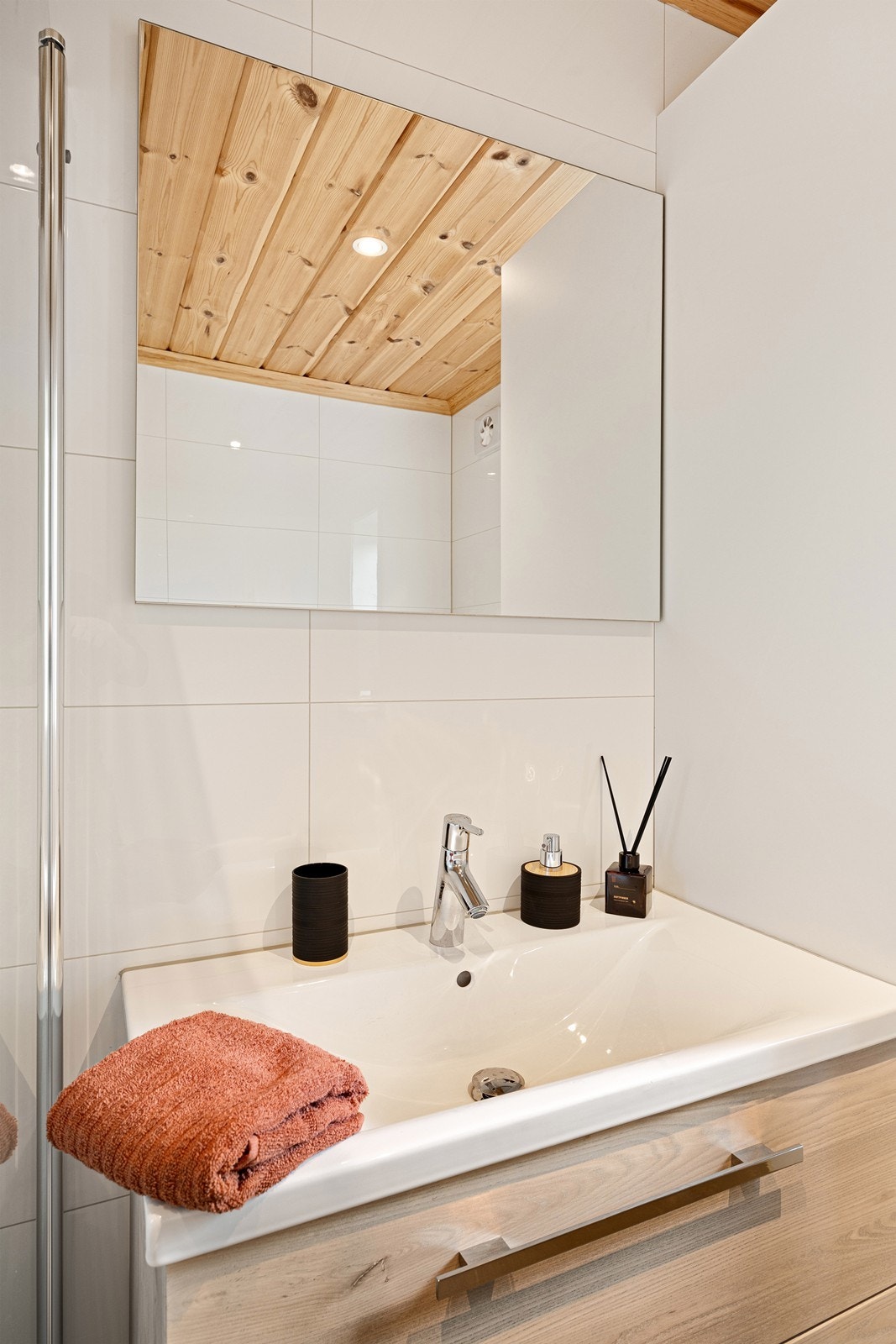 I tillegg til baderomsinnredning, dushjørne og vegghengt toalett har badet opplegg for vaskemaskin. Galleribilde