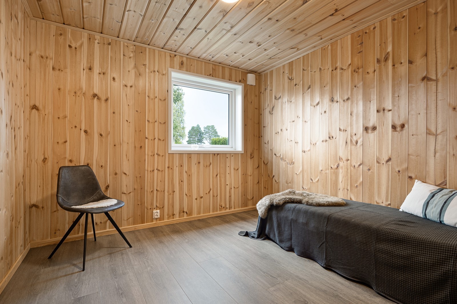 Hyttas to soverom har begge adkomst fra entreen og ligger nært badet. Galleribilde